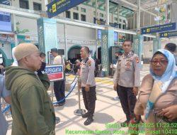 Cegah Kriminalitas, Samapta Polsek Senen Patroli di Stasiun Pasar Senen