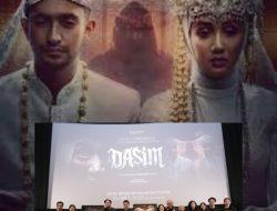 Peresmian Perdana Poster dan Trailer Film ‘Dasim’ mengisahkan Pasangan Muda yang baru menempuh hidup baru mendapatkan Teror terus menerus oleh Jin Dasim Perusak rumah Tangga  Jakarta, 18 April 2025 — Film terbaru Starvision, DASIM. disutradarai oleh Ginanti Rona dengan penulis Skenario Piu Syarif, Decky Putra, Natania Jansen, dan Ginanti Rona, berdasarkan peristiwa nyata yang diceritakan narasumber ke Piu Syarif. Tayang di Bioskop mulai 15 Mei 2025.   Menyambut penayangan di Bioskop. Film DASIM merili s trailer dan 2 poster resmi nya. Melalui trailer, Dasim memperlihatkan cuplikan- cuplikan adegan menegang kan yang mengundang rasa penasaran serta ingin tahu apa yang terjadi pada rum ah tangga pasangan muda yang baru saja menikah namun terus mendapatkan teror dari jin Dasim. Poster kedua Film DASIM menam pilkan pernikahan Salma dan Arman yang diganggu oleh sosok jin di belakang nya. sementara poster ketiga menampilkan ekspresi Salma yang terus-menerus diganggu jin Dasim.   Film DASIM menghadirkan para pemain yang sangat piawai dalam memerankan karakter mereka : Omar Daniel, Zulfa Maharani, Adinda Thomas. Meriam Bellina, Dinda Kanyadewi, Morgan Oey, Arswendy Bening Swara, Yatti Surahman, Grace Ayu, Tania Hantara, dan  lain-lain.   Chand Parwez Servia selaku produser menya mpaikan, “DASIM” ini adalah jin yang paling berbaha ya karena dia menghancurkan keluarga. Yang terjadi di Film DASIM adalah ada orang yang ingin memanfa atkan kitab Shams al-maa rif dengan tujuan merusak rumah tangga dan menghan curkan keluar ga. Siapa, kenapa dan bagaimana menangkal teror jin Dasim ini menjadi sangat menarik dan akan relate dengan siapapun. DASIM menampil kan horor yang mencekam, dengan deretan pemain yang mumpuni, dan kita kerjakan dengan sungguh- sungguh. Saya bangga sekali hadirkan Film DASIM di Bioskop Kesayangan anda.  Dari awal sudah terbayang Zulfa Maharani yang akan memer memerankan karakter Salma, kemudian disandingkan juga dengan Omar Daniel, yang saya tau mereka sangat dedicated terhadap seni peran dan karakter-karakter yang di dapatkan. Ensemble casts lainnya yang ada di Film DASIM juga membuat saya belajar banyak, sangat senang bisa berkolabora si dengan  mereka semua, ujar Sutradara Ginanti Rona.   Omar Daniel menyampaikan hal yang paling saya suka saat membaca skenario Film DASIM pertama kali adalah film ini sama sekali tidak mengguru i, namun memberikan gambaran tentang hal-hal yang sangat mungkin terjadi dalam rumah tangga, yang tanpa kita sadari mungkin saja hal itu muncul bukan hanya dari komunikasi, tapi ternyata juga dari faktor lain yaitu berup a gangguan jin Dasim.   Zulfa Maharani menambahkan, memerankan Salma ini challenge banget, tapi sangat terbantu dengan adanya diskusi.Workshop dan reading sebelum proses syuting. Film DASIM tidak hanya relate untuk yang sudah menikah saja. tetapi juga dengan yang belum menikah, supaya bisa pre- pare apabila suatu saat berumah tangga.