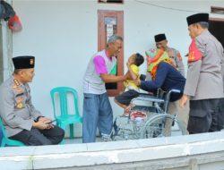 Polisi Beri Bantuan Kursi Roda untuk Penderita Celebral Palsy-Lansia di Bekasi dan Karawang