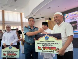 Danlanal Bintan Dampingi Bupati Bintan Melepas Keberangkatan Calon Jama’ah Haji Tahun 2025