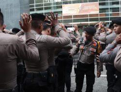 Polisi Geledah Anggotanya Sendiri, Pastikan Tak Ada yang Bawa Senjata Api Saat Amankan Demo!