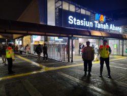 Antisipasi Kejahatan Jam Pulang Kerja, Bhabinkamtibmas Cideng Patroli di Stasiun Tanah Abang
