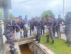 Danlanal Bintan Tabur Bibit Ikan Nila Untuk Mengurangi Pertumbuhan Jentik Nyamuk di Lingkungan Sekitar