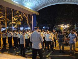 Polisi Amankan Pembongkaran Posko Ormas BPPKB Banten di Pasar Induk Kramat Jati