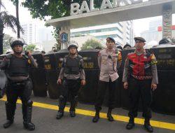 Brimob Metro Jaya Amankan Aksi Unjuk Rasa Di Balai Kota Jakarta Pusat