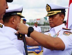 Komandan Pangkalan TNI Angkatan Laut Dumai Pimpin Sertijab Komandan KRI Imam Bonjol-383