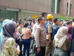 Bhabinkamtibmas-Babinsa Karet Tengsin Monitoring Latihan Evakuasi Kebakaran Gedung Mid Plaza
