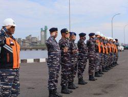 Komandan Pangkalan TNI Angkatan Laut Dumai Bersama Prajurit Sambut Kedatangan KRI Bontang-907