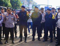 Brimob Metro Jaya Amankan Aksi Unjuk Rasa Buruh Di Silang Selatan Monas – Jakarta Pusat.