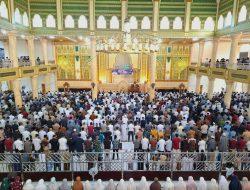 Danlanal Simeulue Bersama Forkopimda Kabupaten Simeulue Laksanakan Sholat Idul Adha 1446 H di Masjid TGK Khalilullah