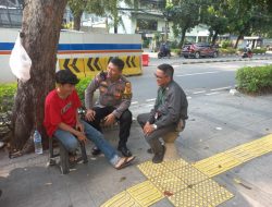Polisi Sambangi Warga RW 02 Kebon Kacang Sebagai Cooling System