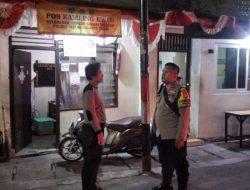 Polisi Hadir di Malam Hari: Bhabinkamtibmas Sambangi Pos Kamling RW 08, Warga Apresiatif