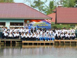 Turut Dukung Indonesia Sebagai Negara Swasembada Pangan, Lanal Dumai Tebar 50.000 Ekor Bibit Ikan Patin