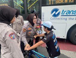 Polwan Polres Metro Jakpus Bantu Amankan CFD dan Temukan Anak Hilang saat Gerak Jalan Bhayangkara ke-79