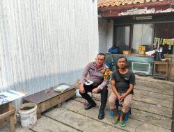 Sambangi Warga, Bhabinkamtibmas Menteng Sampaikan Himbauan Kamtibmas di Jalan Panarukan
