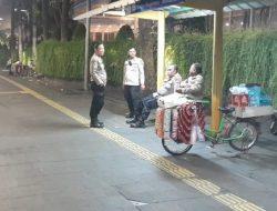 Personel Polsek Metro Menteng Pemantauan Kerawanan Malam Hari di Halte Hotel Pullman Menteng