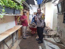 Bhabinkamtibmas Pegangsaan Pantau Kegiatan Normalisasi Drainase di Jalan Talang Ujung