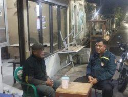 Sambangi Pos Satkamling, Aiptu Fahri Ajak Warga RT 08 RW 06 Tanah Tinggi Aktif Jaga Keamanan
