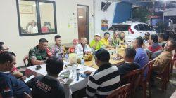 Tokoh Masyarakat Kampung Rawa Gelar Pertemuan Rutin Bersama Bhabinkamtibmas dan LMK