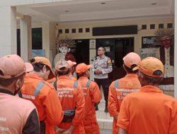 Tingkatkan Kekompakan, Bhabinkamtibmas Cempaka Putih Timur kuti Apel Siang PPSU di Kelurahan