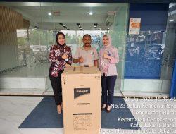 BRI Kalideres Serahkan Hadiah Undian Simpedes kepada Nasabah Setia