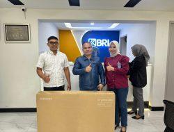 BRI Unit Tegal Alur Serahkan Hadiah TV Samsung kepada Nasabah Pemenang Undian Simpedes