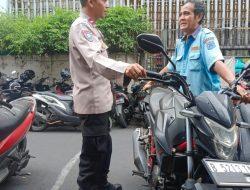 Aipda Irvan Ahmad Jalin Komunikasi Humanis dengan Petugas Parkir, Wujudkan Lingkungan Aman di Petojo Utara