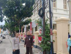 Bhabinkamtibmas Sapa Satpam di Jl. Sangaji, Jalin Koordinasi Demi Keamanan Bersama