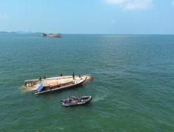 Bakamla RI Evakuasi KM Aneka Jaya Terbalik di Perairan Pulau Cucu Petong