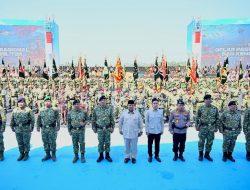 Panglima TNI Dampingi Presiden RI Prabowo Subianto Pada Upacara Gelar Pasukan Operasional dan Kehormatan Militer