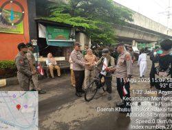 Semarak Merah Putih di Menteng, Tiga Pilar Bagikan Bendera untuk Warga