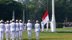 Komandan dan Prajurit Lanal Bandung Ikuti Upacara Pengibaran Bendera Merah Putih Dalam Rangka Hut Ke-80 Kemerdekaan Republik Indonesia Tingkat Provinsi Jawa Barat Tahun 2025