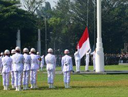 Komandan dan Prajurit Lanal Bandung Ikuti Upacara Pengibaran Bendera Merah Putih Dalam Rangka Hut Ke-80 Kemerdekaan Republik Indonesia Tingkat Provinsi Jawa Barat Tahun 2025