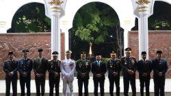 Komandan Pangkalan TNI AL Dumai Bersama Forkopimda Provinsi Riau Ikuti Apel Kehormatan dan Renungan Suci di Taman Makam Pahlawan Kusuma Dharma Pekanbaru