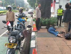 Bhabinkamtibmas dan Patko Polsek Menteng Sigap Bantu Korban Laka Lantas di Jalan Diponegoro