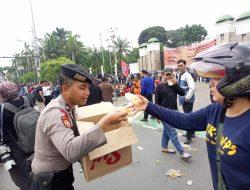 Polisi Melayani dengan Hati, Bagikan Air dan Roti kepada Massa Aksi