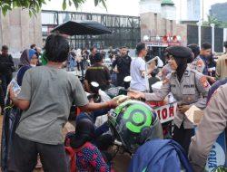Polisi Bagikan Air dan Roti untuk Massa Aksi di Depan Gedung DPR