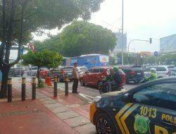 Unit Patko Polsek Metro Gambir Laksanakan Pengaturan Lalu Lintas di TL Veteran III, Antisipasi Kepadatan Sore Hari