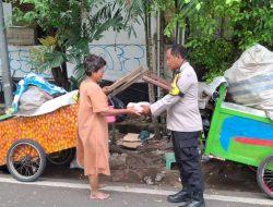 Jumat Berkah, Polsek Sawah Besar Bagikan Nasi Bungkus untuk Warga Kurang Mampu