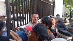 Jumat Berkah, Bhabinkamtibmas Menteng Bagikan 100 Nasi Siap Saji untuk Warga Kurang Mampu