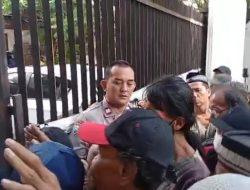 Jumat Berkah, Bhabinkamtibmas Menteng Bagikan 100 Nasi Siap Saji untuk Warga Kurang Mampu