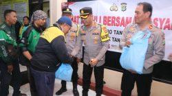Kapolres Metro Tangerang Kota Gelar Jumat Peduli, Bagikan Sembako untuk Ojol di Mapolsek Tangerang