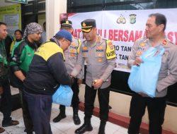 Kapolres Metro Tangerang Kota Gelar Jumat Peduli, Bagikan Sembako untuk Ojol di Mapolsek Tangerang