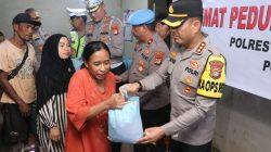 Wujud Kepedulian Polri, Kapolres Metro Tangerang Kota Bagikan Sembako untuk Warga Kampung Cacing