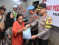 Wujud Kepedulian Polri, Kapolres Metro Tangerang Kota Bagikan Sembako untuk Warga Kampung Cacing