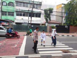 Petugas Polsek Kemayoran Siaga di Titik Padat Lalin, Pastikan Keamanan Pelajar dan Pengguna Jalan