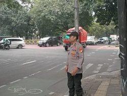 Patko 1012 Polsek Metro Gambir Laksanakan Gatur Lalin di TL Holland Bakery, Antisipasi Kepadatan Sore Hari