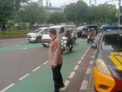 Unit Patko 1013 Polsek Metro Gambir Lakukan Gatur Lalin di TL Veteran 3, Pastikan Arus Kendaraan Tetap Lancar