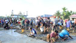 Semangat Kebersamaan, Satgas TMMD dan Warga Desa Wama Bahu Membahu Cor Lapangan Voli