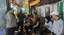 Bhabinkamtibmas Petamburan Sambangi Pos Siskamling RW 07, Ingatkan Warga Antisipasi Kerawanan Wilayah